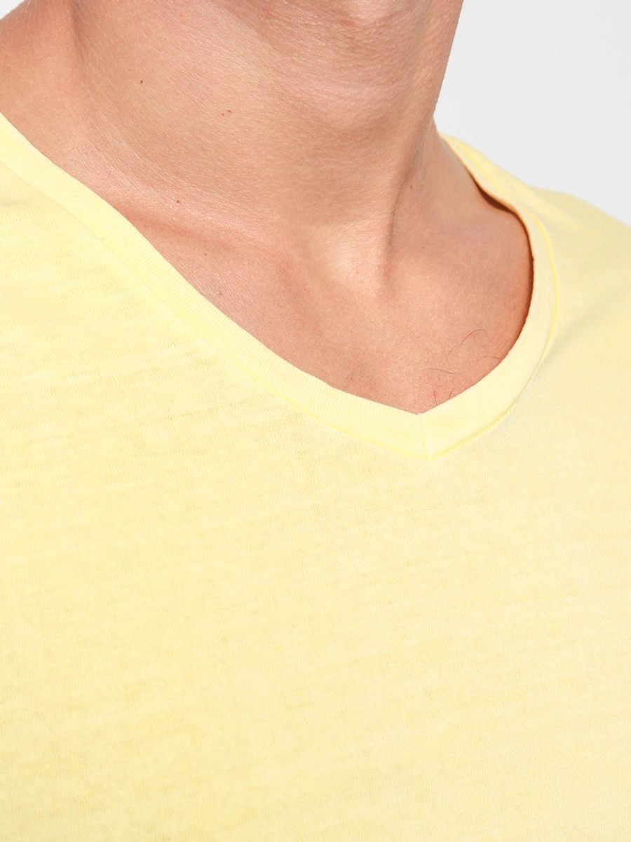 Желтая футболка с V-образным вырезом